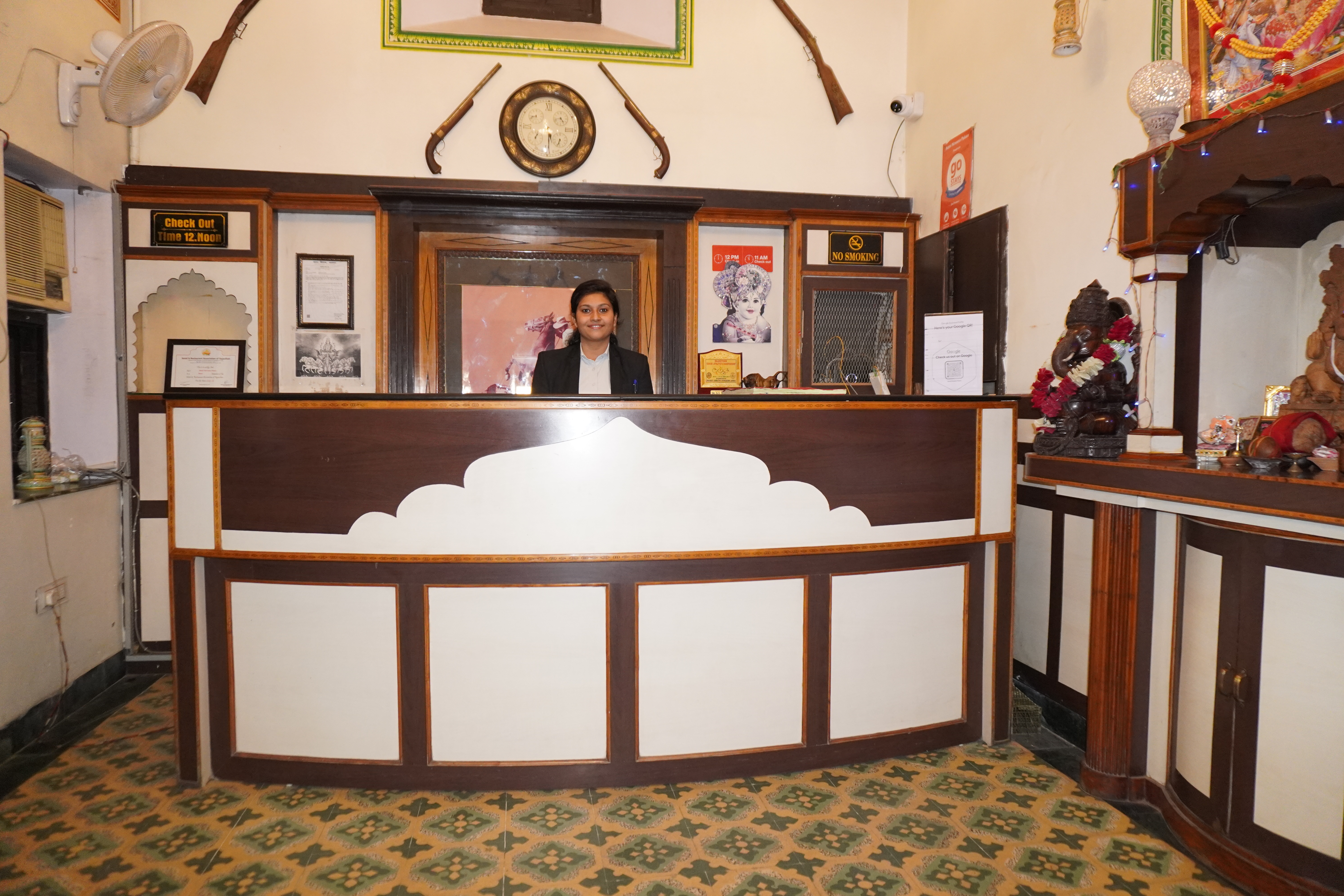 Contact Hotel Nirwana